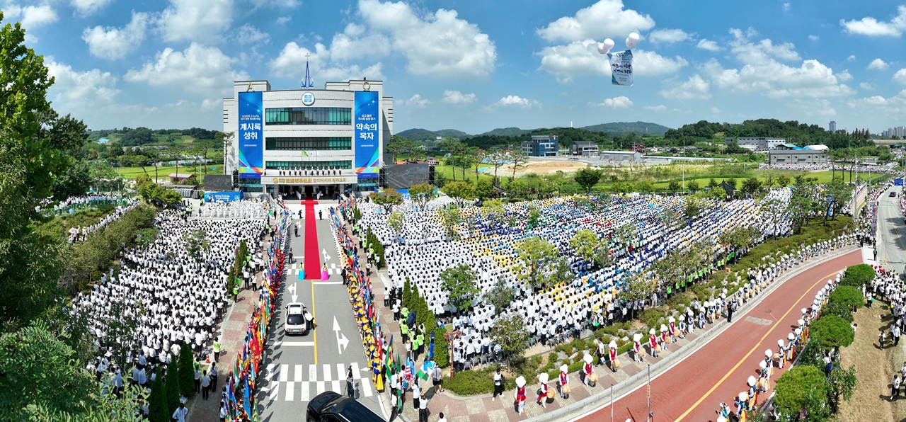 Shincheonji Church Draws 80,000 Attendees for Sunday Service in Cheongju, Causing a Sensation